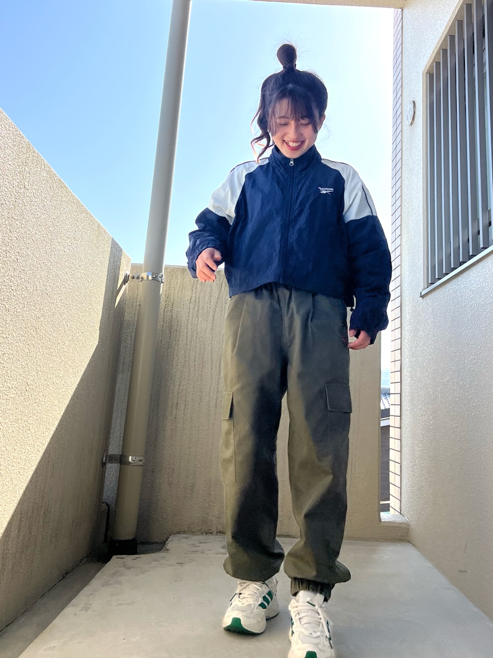 「春めき満開コーデ、お出かけスタイル、リラックススタイル、パンツコーデ、カジュアルスタイル、アディダス、古着、カーゴパンツ、スポーツミックス、スニーカー、スニーカーコーデ、スニーカー女子、スポーティ、reebok、GU」｜「GUのアイテム（パンツ、グリーン系）」を使った、mさん（レディース・150cm）の春コーディネートの1枚目の写真