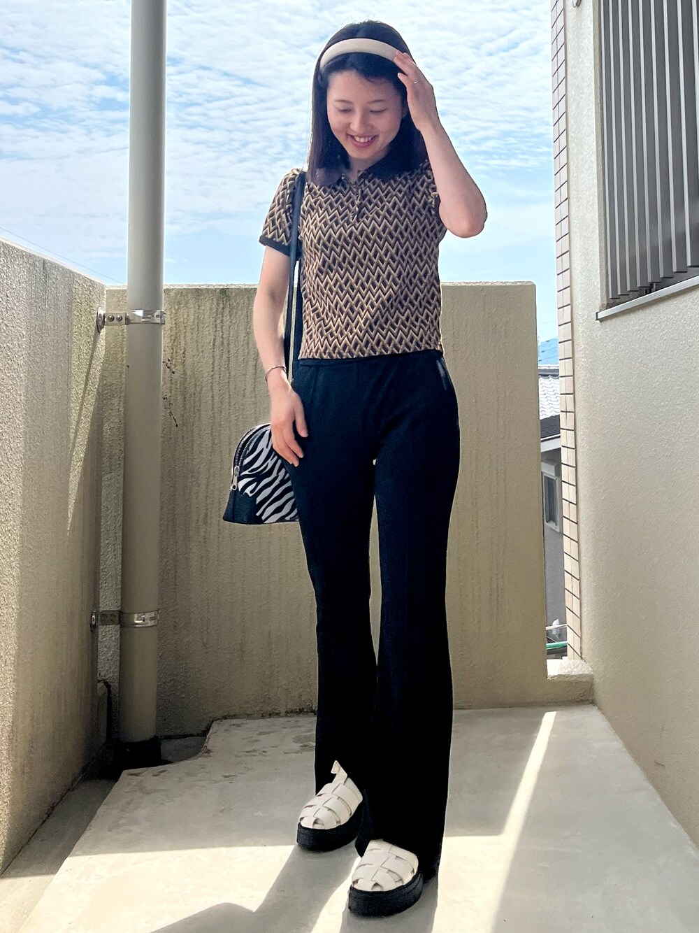 「柄シャツ、おでかけコーデ、楽チンコーデ、オトナカジュアル、カジュアルスタイル、今日のコーデ、オトナガーリー、カチューシャ、グルカサンダル、GU、GRL、x-girl、幾何学柄、プチプラ、プチプラコーデ」｜「GRLのアイテム（トップス、ブラウン系）」を使った、mさん（レディース・150cm）の夏コーディネートの1枚目の写真