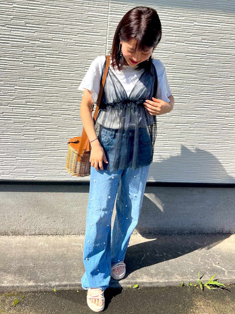 「デニム、今日のコーデ、おでかけ服、きれいめコーディネート、オトナカジュアル、低身長女子、モノトーンコーデ、チュールトップス、サンダル、かごバッグ、しまむら、GRL、プチプラ、夏コーデ、夏だ！Tシャツ着よう！」｜「GUのアイテム（トップス、ホワイト系）」を使った、mさん（レディース・150cm）の夏コーディネートの1枚目の写真