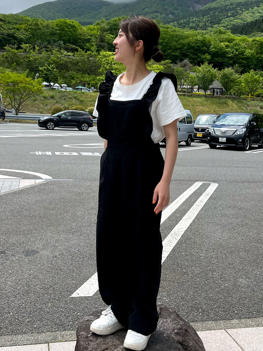 「春夏コーデ、大人カジュアル、ゆるコーデ、楽チンコーデ、初夏コーデ、大人ガーリー、休日コーデ、低身長、カジュアル、オールインワン、GU、RETOROGIRL、しまむら、プチプラ、プチプラコーデ」｜「しまむらのアイテム（オールインワン・サロペット、ブラック系）」を使った、mさん（レディース・150cm）の春コーディネートの1枚目の写真