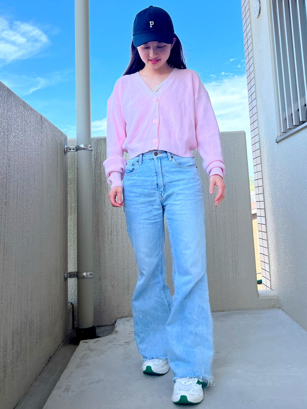 「春めき満開コーデ、春カラー、ラクチンコーデ、キレイめコーデ、着回しコーデ、パンツスタイル、低身長女子、オトナカジュアル、カジュアルスタイル、デニム、カーディガン、adidas、キャップ、スニーカー、スニーカーコーデ」｜「GUのアイテム（トップス、ピンク系）」を使った、mさん（レディース・150cm）の春コーディネートの1枚目の写真