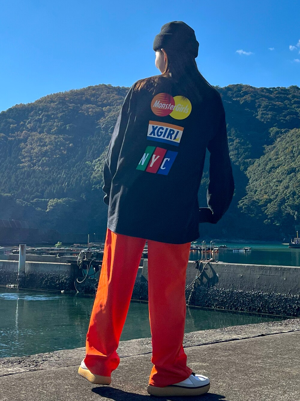 「最近のいい感じコーデ、休日スタイル、パンツスタイル、プチプラ、着回しコーデ、カラーコーデ、カラーパンツ、ロゴT、ビーニー、スニーカー、Onitsuka Tiger、GRL、XLARGE、x-girl、ストリート」｜「GRLのアイテム（パンツ、オレンジ系）」を使った、mさん（レディース・150cm）の冬コーディネートの1枚目の写真