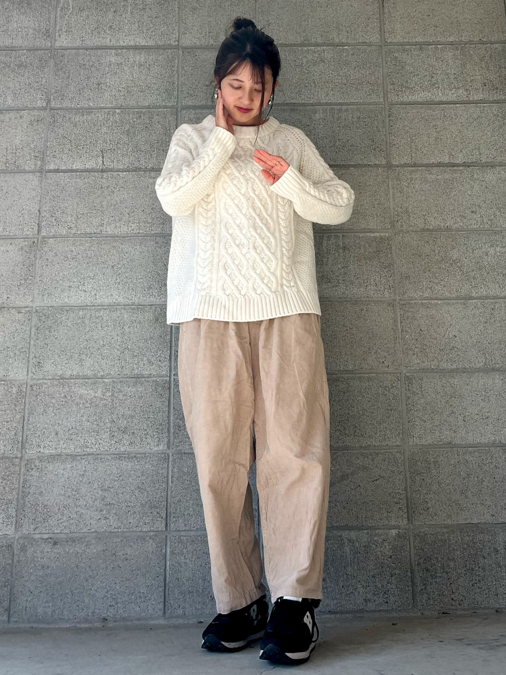 「ファッションを楽しもう、秋冬コーデ、おでかけコーデ、大人カジュアル、シンプルコーデ、オトナ女子、パンツスタイル、ゆるコーデ、秋カラー、プチプラ、ニットコーデ、GU、GRL、スニーカー」｜「GUのアイテム（ニット/セーター、ホワイト系）」を使った、mさん（レディース・150cm）の秋コーディネートの1枚目の写真