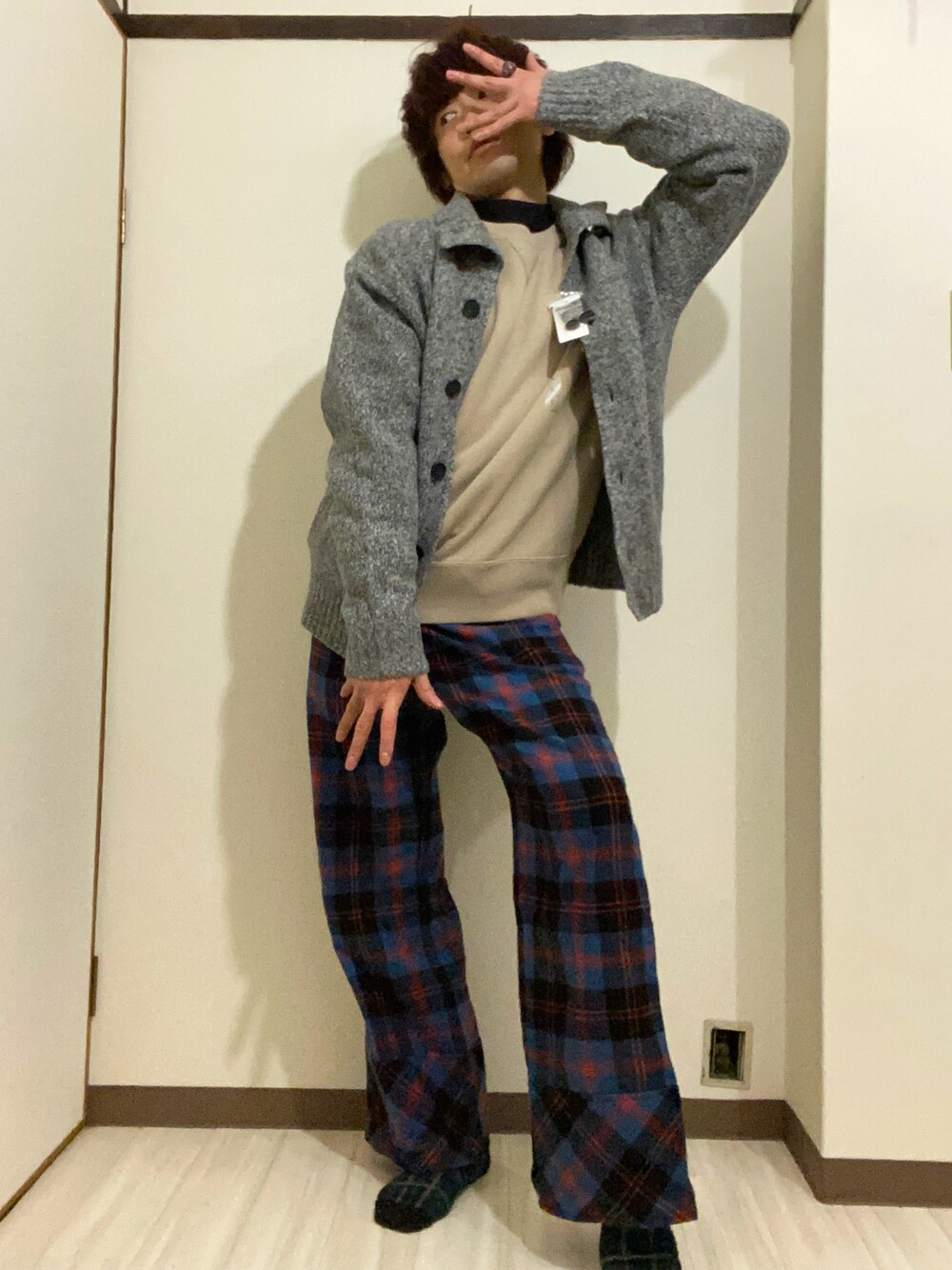 「秋冬コーデ、ユニクロ、UNIQLO、ユニクロコーデ、お洒落さんとつながりたい、いいね、save、フォローお願いします🤑、UNIQLO JW ANDERSON、UNIQLOコーデ、JOJO、スウェット」｜「UNIQLOのモックネックT（長袖）（Tシャツ/カットソー、ブラック系）」を使った、yu-shindoさん（メンズ・168cm）の冬コーディネートの1枚目の写真