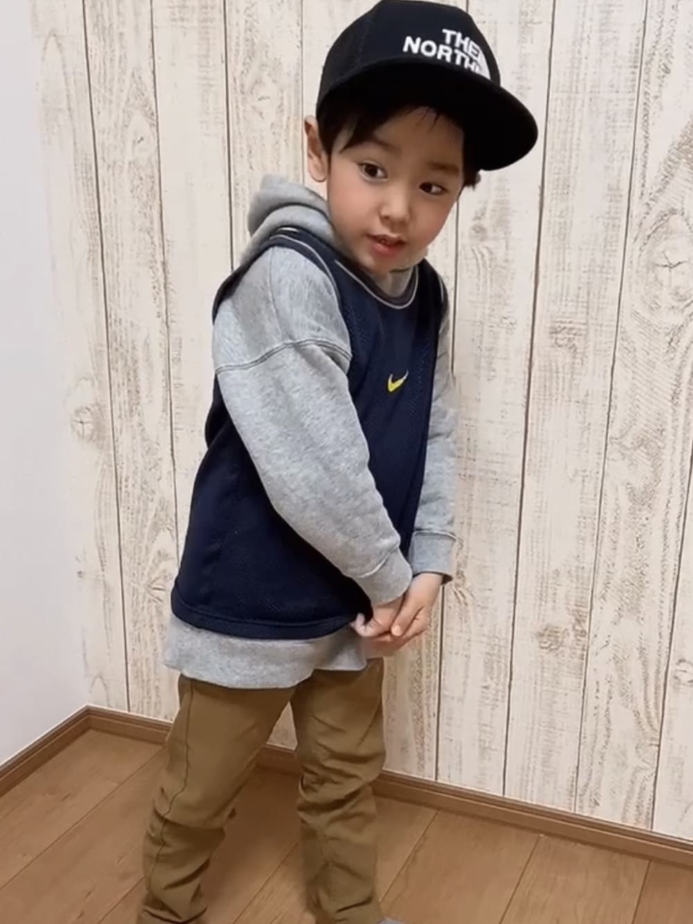 「キッズファッション、男の子コーデ、むすこーで、パーカー、おしゃれさんと繋がりたい、保育園コーデ」｜「THE NORTH FACEのTHE NORTH FACE/ザ・ノース・フェイス/K TRUCKER MESH CAP/キッズ　トレッカーメッシュキャップ/HEADWEAR/ｱｸｾｻﾘｰ/NNJ01912/k trucker mesh cap（キャップ、ブラック系）」を使った、takumiさん（キッズ・110cm）の冬コーディネートの1枚目の写真