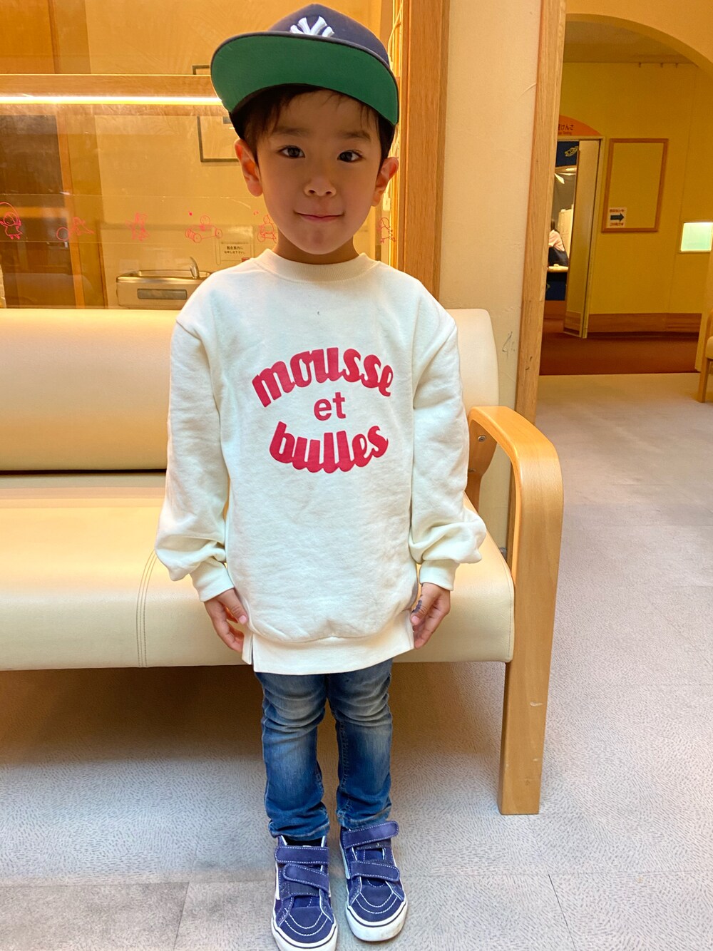 「秋コーデ、男の子コーデ、プチプラ、デニム、キッズコーデ、キャップ」｜「Moujonjonのアイテム（デニムパンツ、ブルー系）」を使った、takumiさん（キッズ・110cm）の秋コーディネートの1枚目の写真