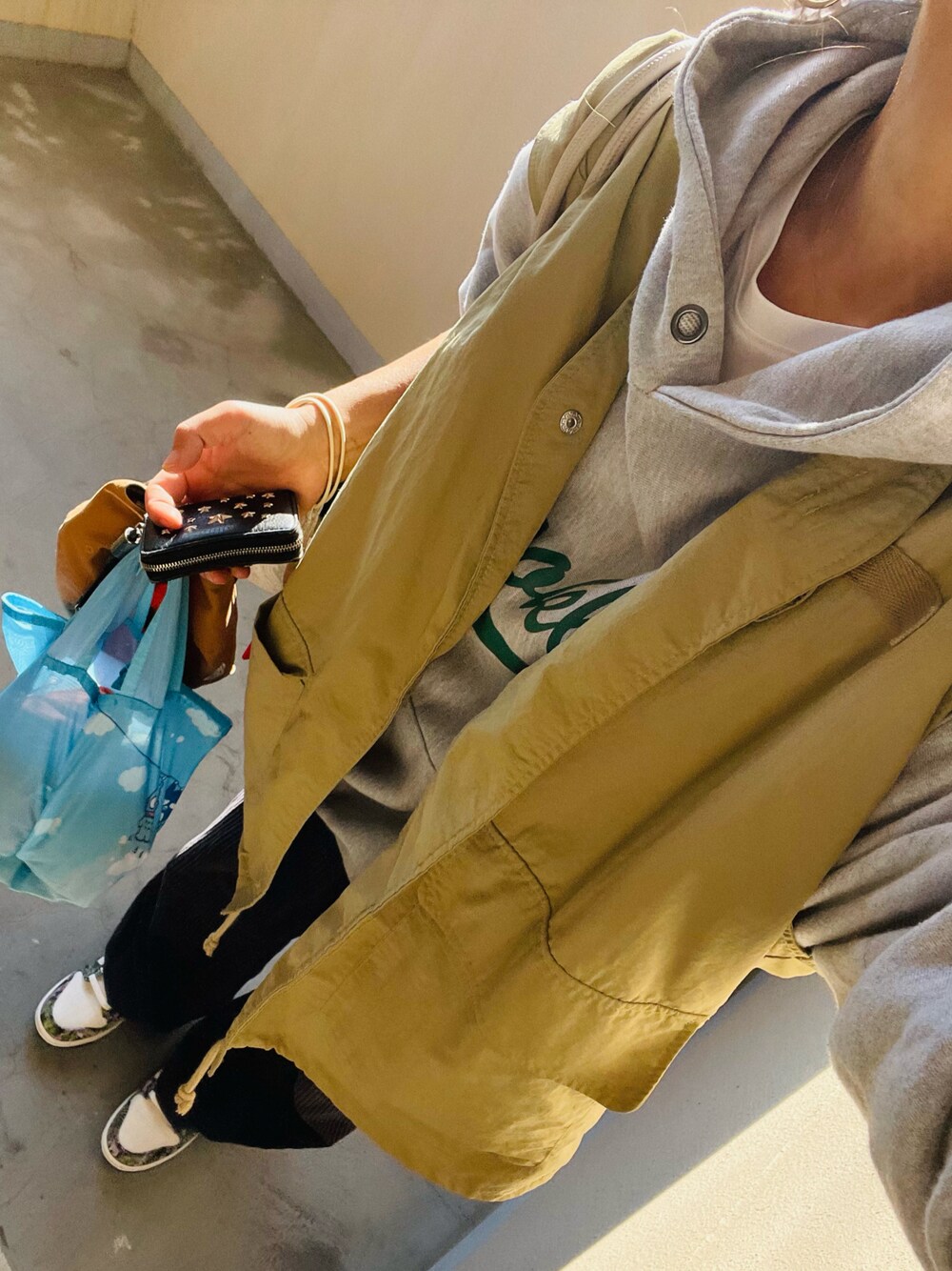 「NIKE、dunk、スニーカー、カジュアルコーデ」｜「NIKEのアイテム（スニーカー、ブラック系）」を使った、toco72さん（レディース・156cm）の秋コーディネートの1枚目の写真