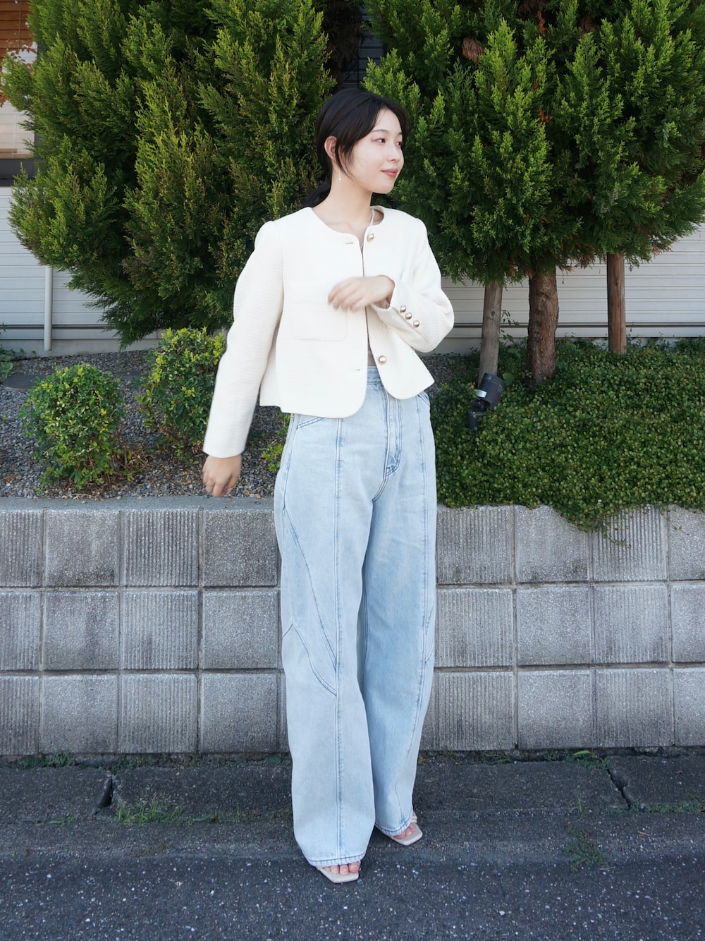 「大人カジュアル、古着MIX、今日のコーデ、おでかけコーデ、春服、キレイめコーデ、大人かわいい、きれいめカジュアル、カジュアルガーリー、ootd、韓国ファッション、キレイめ、大人女子、おしゃれさんと繋がりたい、デニム」｜「mysticのパット付レイヤードキャミソール（キャミソール、ベージュ系）」を使った、あいりさん（骨格ウェーブ・レディース・157cm）の春コーディネートの1枚目の写真