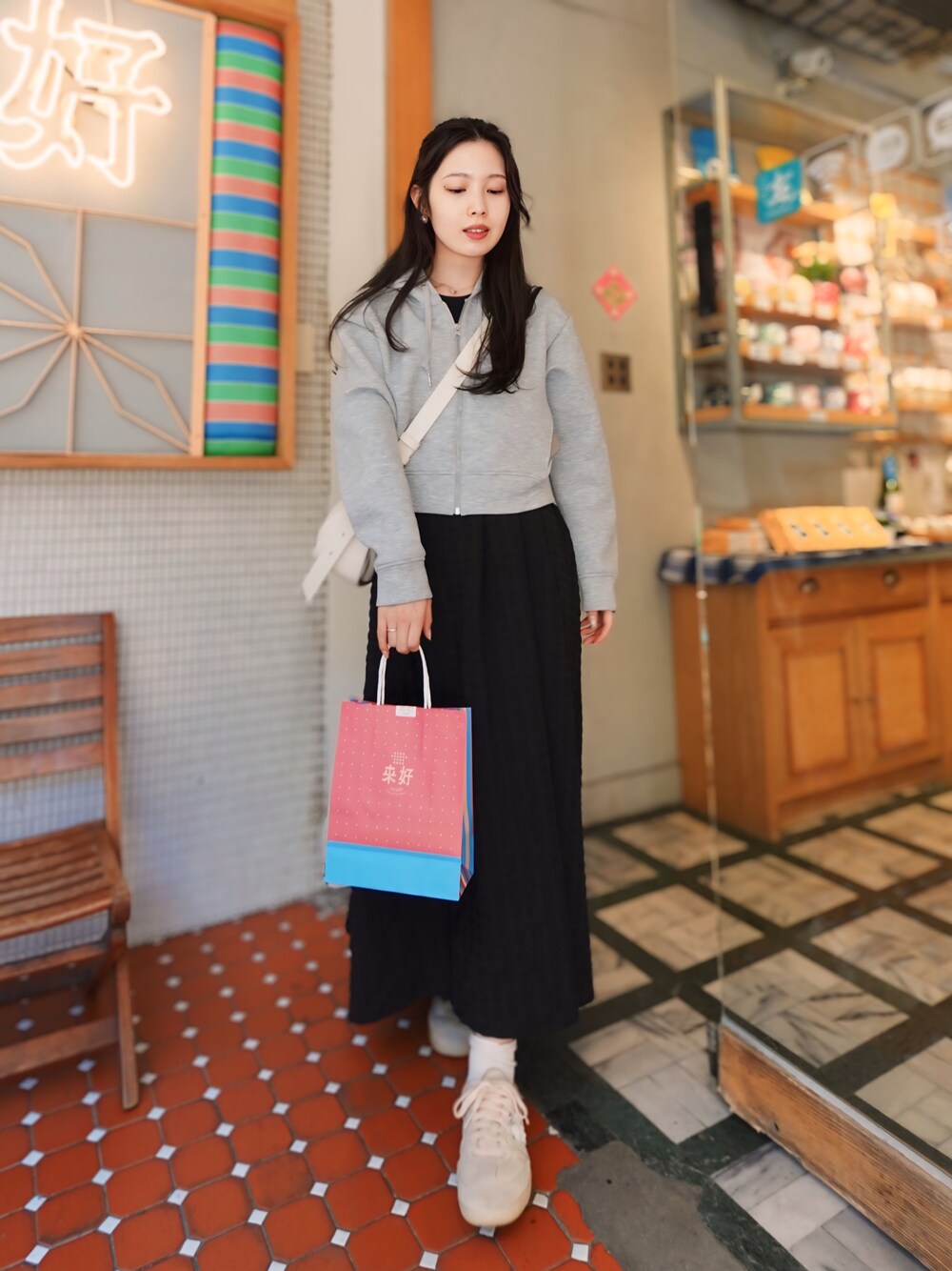 「春めき満開コーデ、春コーデ、大人カジュアル、スウェット、ワンピース、プチプラ、ブルべ夏、パーカーコーデ、GU、サンバ、春、大人ファッション、シンプルスタイル、大人かわいい、オトナカジュアル」｜「GeeRAのぽこぽこエンボス素材キャミワンピース（ワンピース、ブラック系）」を使った、あいりさん（骨格ウェーブ・レディース・157cm）の春コーディネートの1枚目の写真