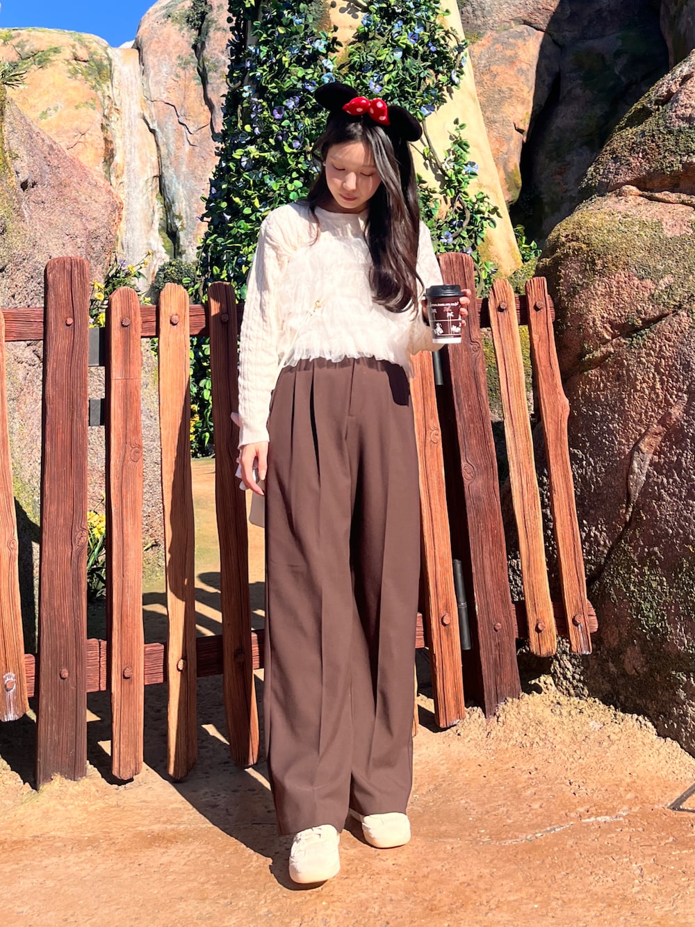 「プチプラ、スニーカー、きれいめカジュアル、トレンチコート、春色、大人カジュアルコーデ、パンツコーデ、GU、ootd、今日のコーデ、ディズニーコーデ、ディズニー、春服、カジュアルコーデ、骨格ウェーブ」｜「adidas Originalsの【国内EXCLUSIVE】＜adidas Originals＞ウィメンズ SAMBA OG/スニーカー（スニーカー、ベージュ系）」を使った、あいりさん（骨格ウェーブ・レディース・157cm）の春コーディネートの1枚目の写真