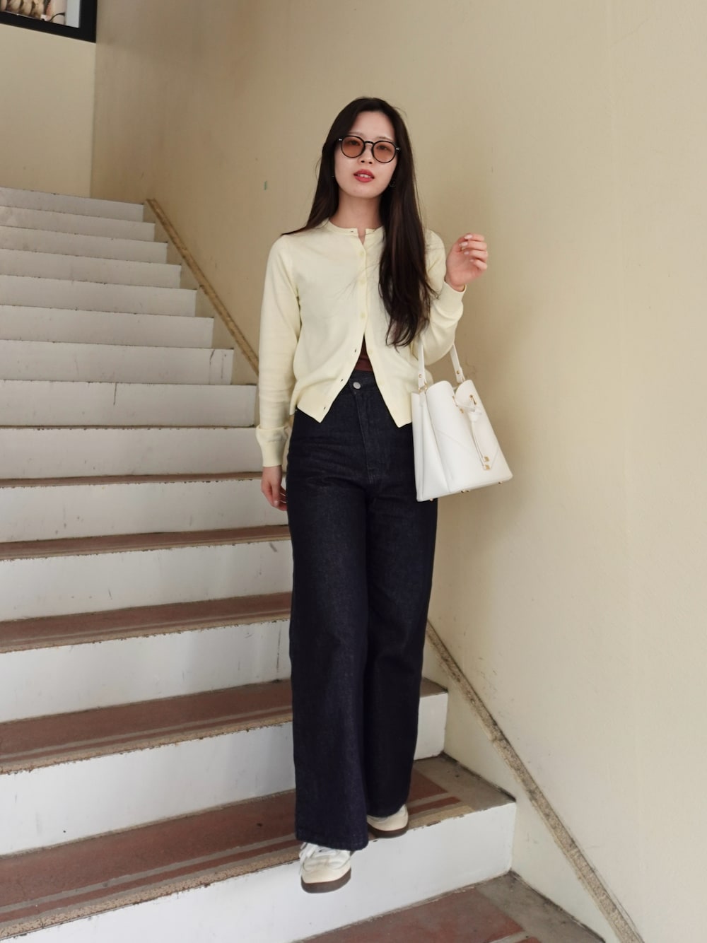 「最近のいい感じコーデ、韓国ファッション、春ファッション、大人可愛い、大人カジュアルコーデ、サングラス、フレアパンツ、メガネ女子、春夏コーデ、シンプルコーデ、UNIQLO、きれいめカジュアル、休日スタイル、デニム、お出かけコーデ」｜「mysticのフレアデニム（デニムパンツ、ブルー系）」を使った、あいりさん（骨格ウェーブ・レディース・157cm）の春コーディネートの1枚目の写真