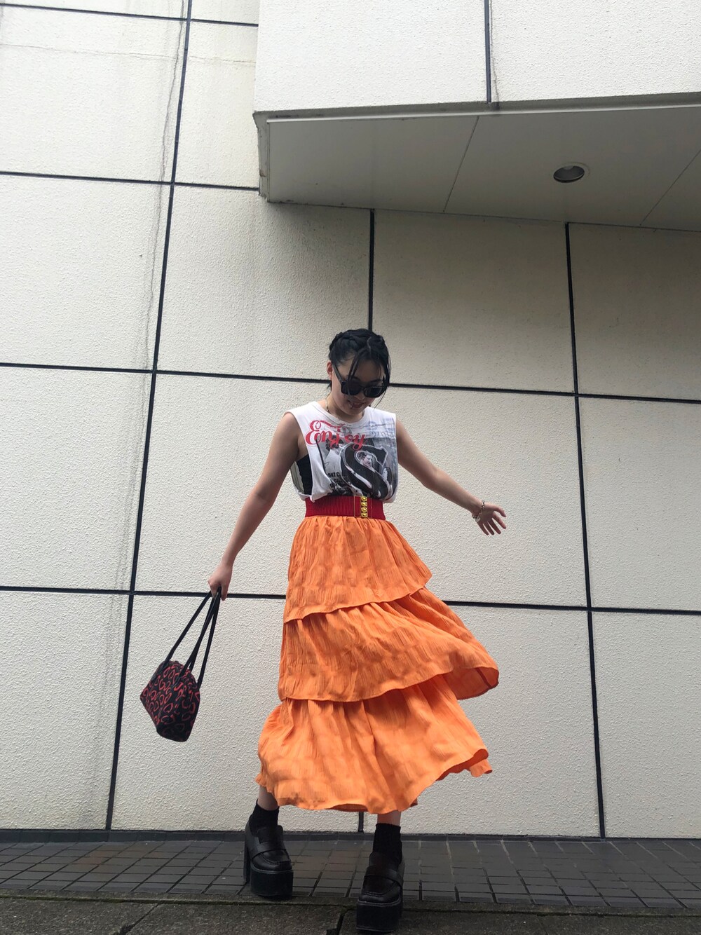 「古着、UNIF、ティアードスカート、ストリート、スカート、VINTAGE」｜「UNIFのアイテム（タンクトップ、ホワイト系）」を使った、honoさん（レディース・159cm）の秋コーディネートの1枚目の写真
