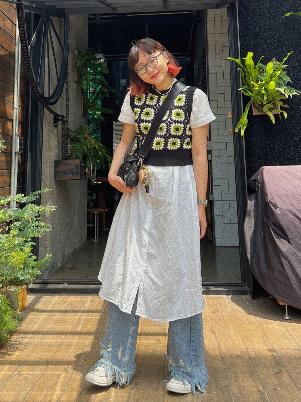 「SENSE OF PLACE by URBAN RESEARCHのアイテム（ベスト、ブラック系）」を使った、Yi Yong Wangさん（レディース・168cm）の春コーディネートの1枚目の写真