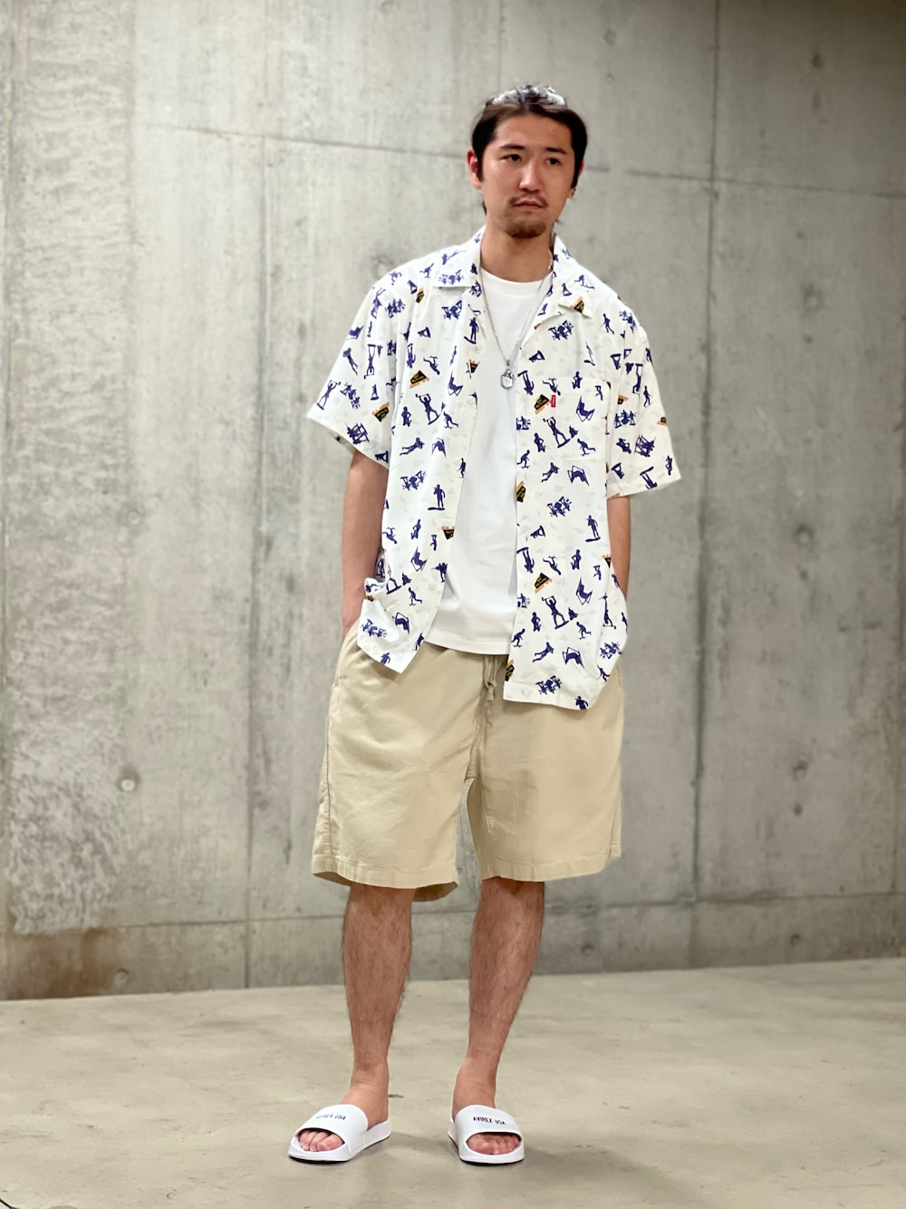 「AVIREX、白、ハーフパンツ、サンダル、夏コーデ、シンプルスタイル、アロハシャツ、AVIREXららぽーと横浜、ファッションの力を信じよう、Today is Ito」｜「AVIREXの【サンダル】アベンジャー/AV4640/AVENGER/AVIREX/アヴィレックス（サンダル、ホワイト系）」を使った、伊藤英俊さん（メンズ・179cm）の春コーディネートの1枚目の写真