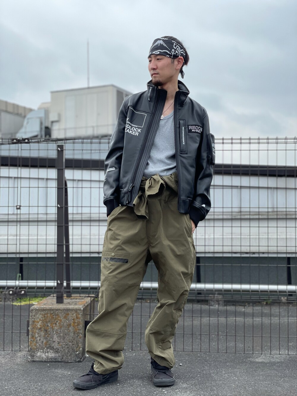 「ミリタリー、レザージャケット、ストリート、AVIREX、スニーカーコーデ、つなぎ、バンダナ、AVIREXららぽーと横浜、ファッションの力を信じよう、Today is Ito」｜「AVIREXの【AVIREX FLYER'S】ジャンプスーツ / JUMP SUIT AF / アヴィレックス / AVIREX（つなぎ/オールインワン、グリーン系）」を使った、伊藤英俊さん（メンズ・179cm）の夏コーディネートの1枚目の写真