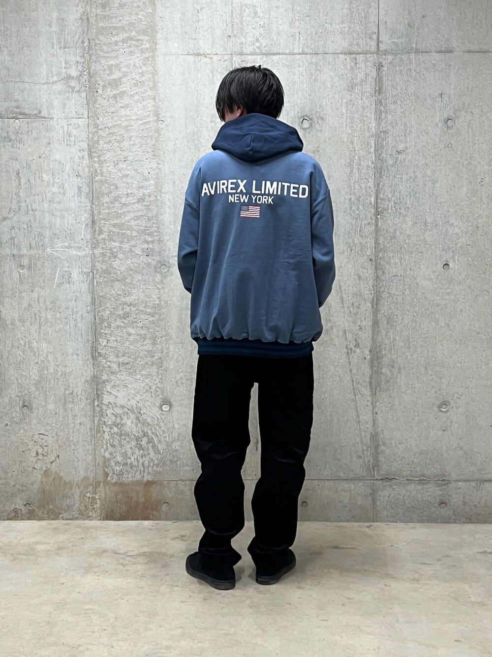 ブルー系のパーカー、ブラック系のその他パンツを着用したメンズの冬コーディネートの1枚目の写真