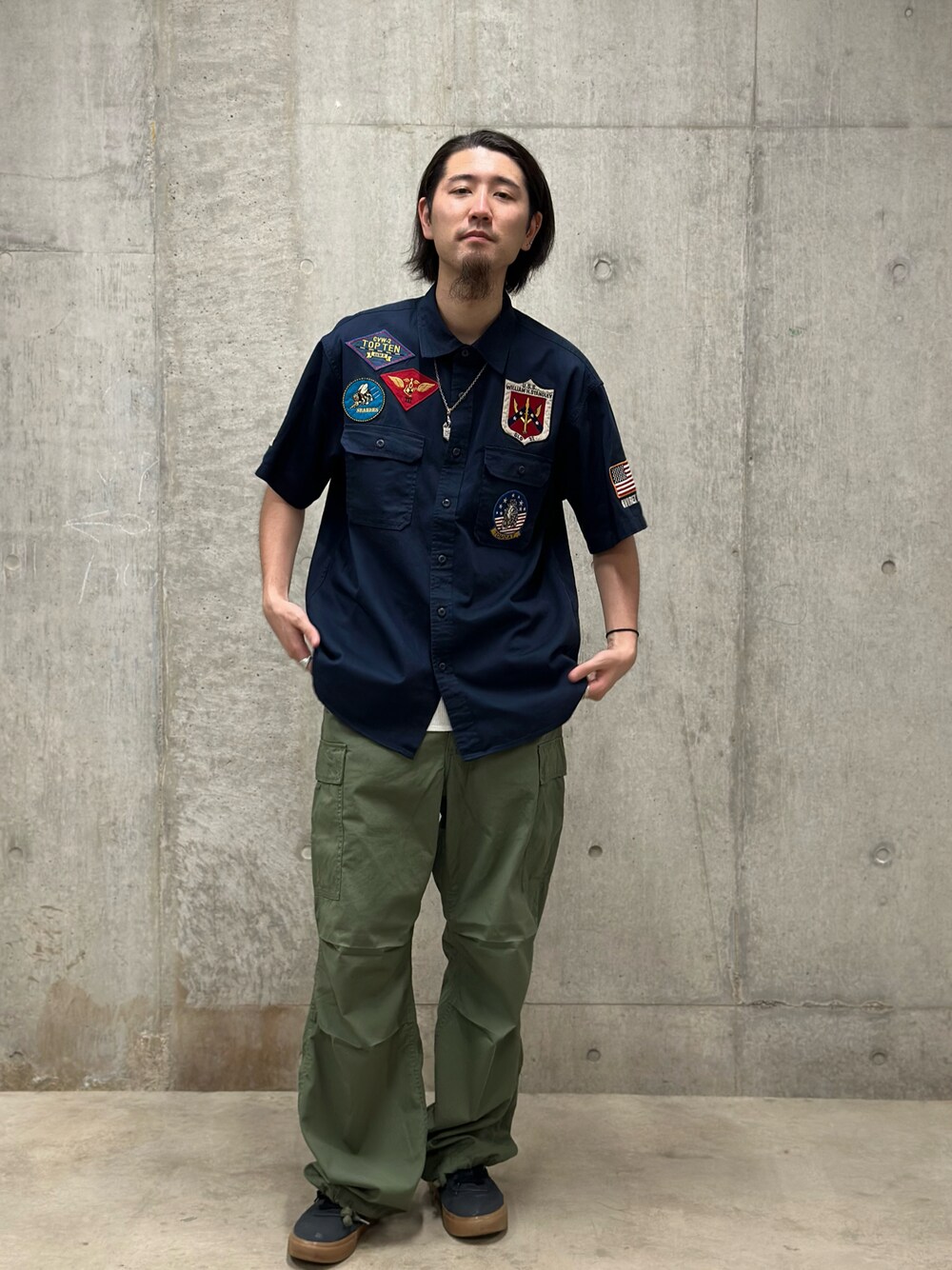 「ミリタリー、AVIREX、カーゴパンツ、シャツスタイル、ワッペン、夏コーデ、TOPGUN、AVIREXららぽーと横浜、ファッションの力を信じよう、Today is Ito」｜「AVIREXのTOPGUN SHORT SLEEVE SHIRT / トップガン 半袖 シャツ / AVIREX / アヴィレックス（シャツ/ブラウス、ブルー系）」を使った、伊藤英俊さん（メンズ・179cm）の夏コーディネートの1枚目の写真
