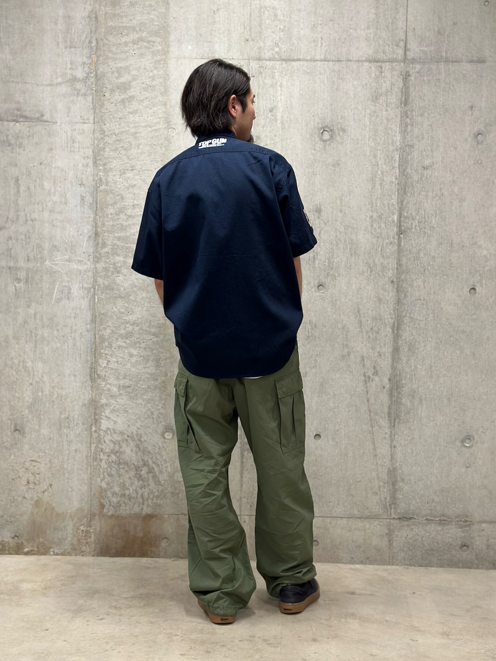 「ミリタリー、AVIREX、オーバーサイズ、カーゴパンツ、シャツスタイル、夏コーデ、TOPGUN、AVIREXららぽーと横浜、ファッションの力を信じよう、Today is Ito」｜「AVIREXのTOPGUN SHORT SLEEVE SHIRT / トップガン 半袖 シャツ / AVIREX / アヴィレックス（シャツ/ブラウス、ブルー系）」を使った、伊藤英俊さん（メンズ・179cm）の夏コーディネートの1枚目の写真