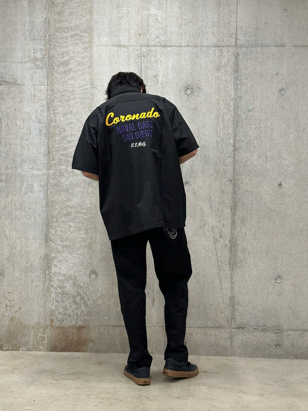 ブラック系のシャツ/ブラウス、ブラック系のチノパンツ、ピンク系のTシャツ/カットソーを着用したメンズの春コーディネートの1枚目の写真