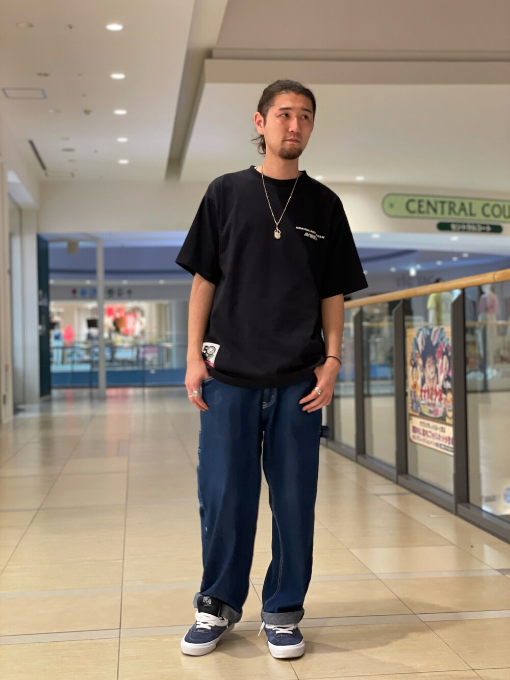 ブラック系のTシャツ/カットソー、ブルー系のその他パンツを着用したメンズの夏コーディネートの1枚目の写真