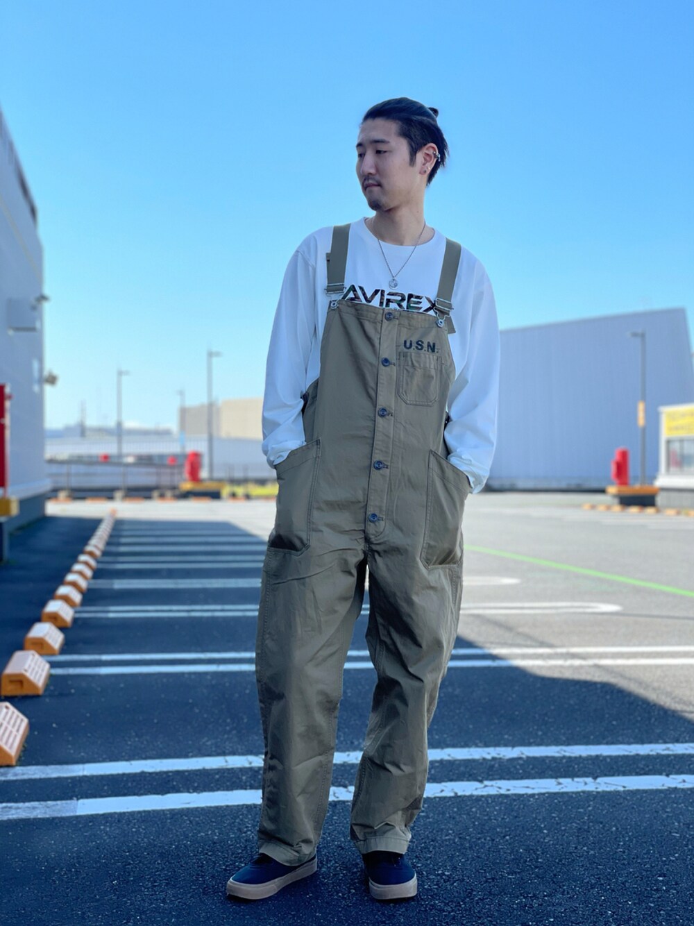 「スニーカー、ミリタリー、シンプル、サロペット、秋のコーデ、AVIREX、オーバーサイズ、AVIREXららぽーと横浜、ファッションの力を信じよう、Today is Ito」｜「AVIREXのN-1 オーバーオール / N-1 OVER ALL / アヴィレックス / AVIREX（サロペット/オーバーオール、グリーン系）」を使った、伊藤英俊さん（メンズ・179cm）の秋コーディネートの1枚目の写真