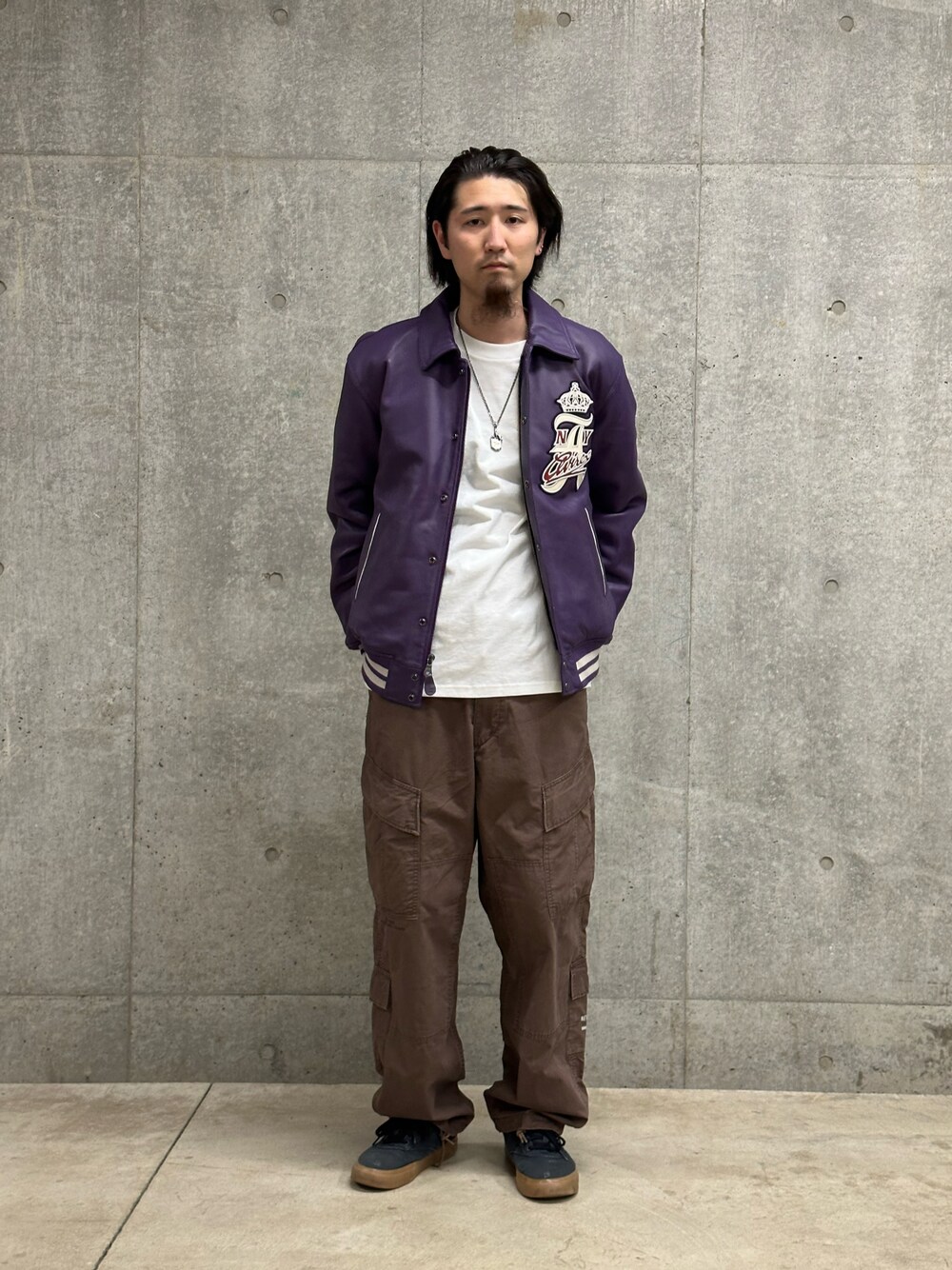 「スタジャン、レザージャケット、AVIREX、冬コーデ、カーゴパンツ、パープル、予約商品、AVIREXららぽーと横浜、ファッションの力を信じよう、Today is Ito」｜「AVIREXの《COLLECTION》AIR NATIONAL GUARD PATCH & PRINT L/S T-SHIRT / エアーナショナルガード パッチ＆プリント 長袖 Tシャツ / AVIREX / アヴィレックス（Tシャツ/カットソー、ホワイト系）」を使った、伊藤英俊さん（メンズ・179cm）の夏コーディネートの1枚目の写真