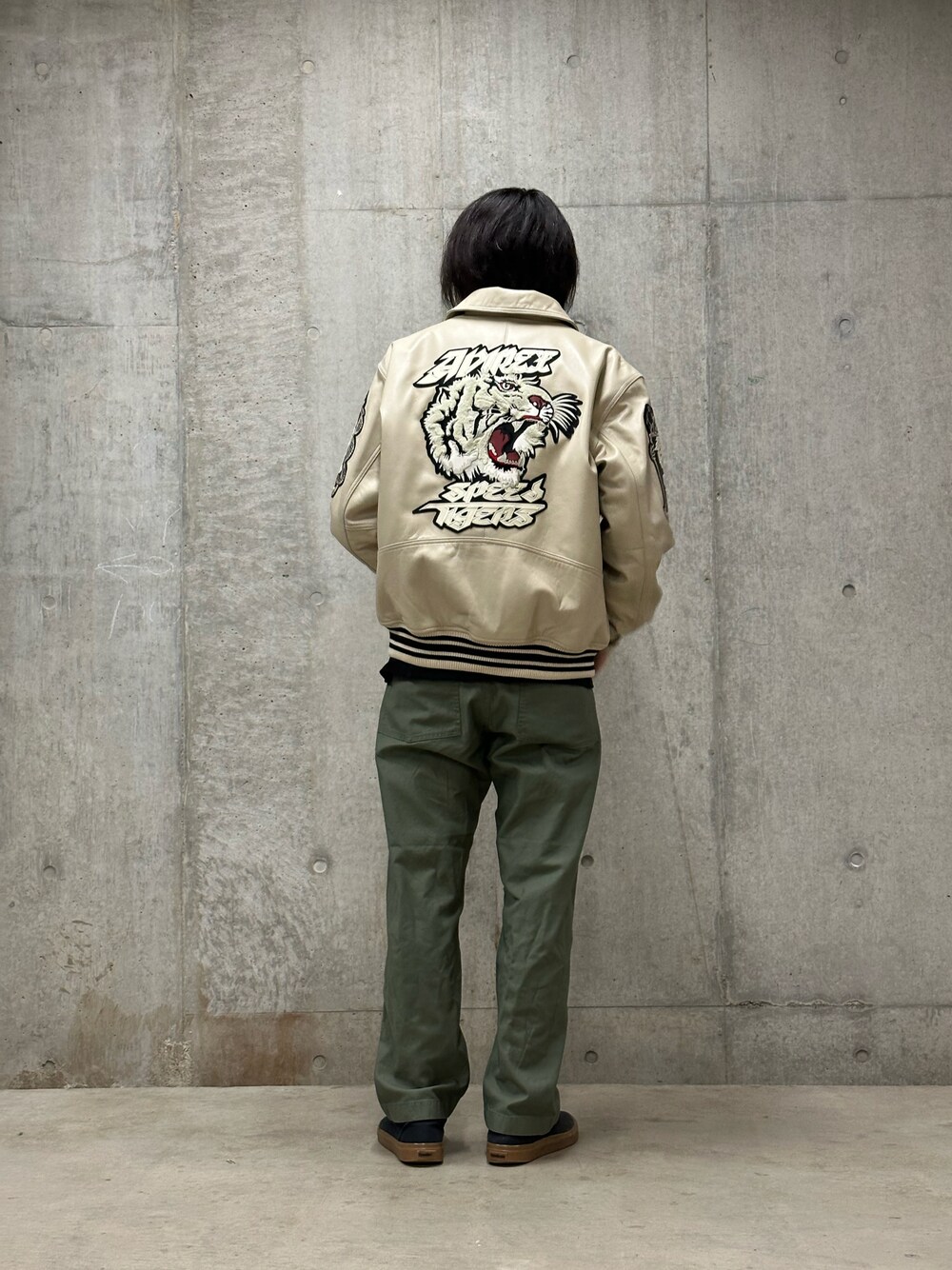 「スニーカー、ミリタリー、レザー、AVIREX、ベイカーパンツ、秋服準備はじめました、AVIREXららぽーと横浜、ファッションの力を信じよう、Today is Ito、アツいコーデ全部見せ」｜「AVIREXのBAKER PANTS / ベイカー パンツ / AVIREX / アヴィレックス（その他パンツ、グリーン系）」を使った、伊藤英俊さん（メンズ・179cm）の夏コーディネートの1枚目の写真