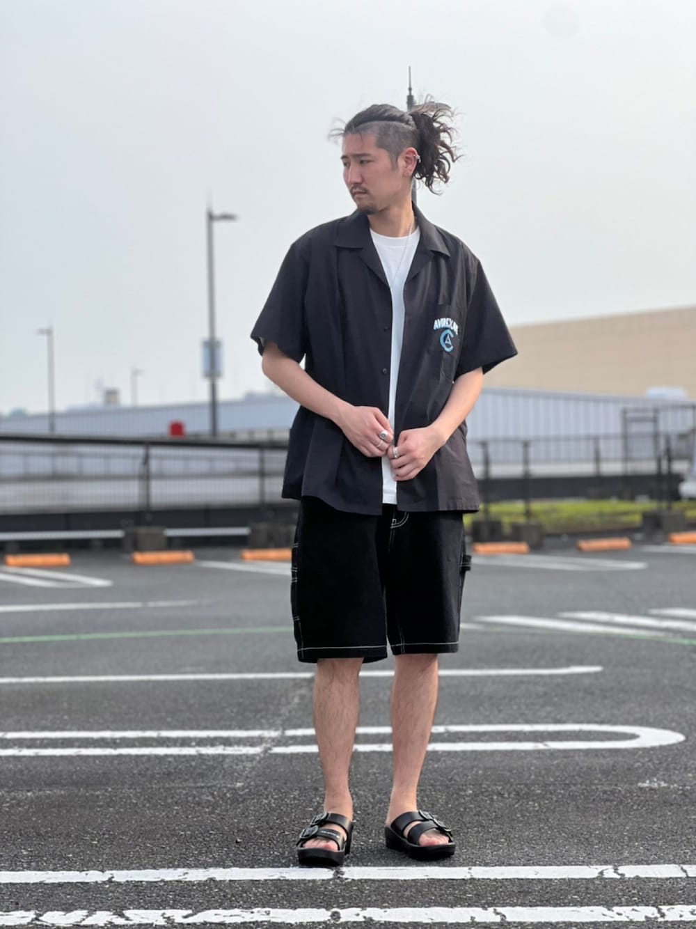 「シンプル、AVIREX、黒、ハーフパンツ、サンダル、シャツスタイル、夏コーデ、AVIREXららぽーと横浜、ファッションの力を信じよう、Today is Ito」｜「AVIREXのテリック ダブルバックル リカバリーサンダル/TELIC W-BUCKLE SANDAL（サンダル、ブラック系）」を使った、伊藤英俊さん（メンズ・179cm）の春コーディネートの1枚目の写真