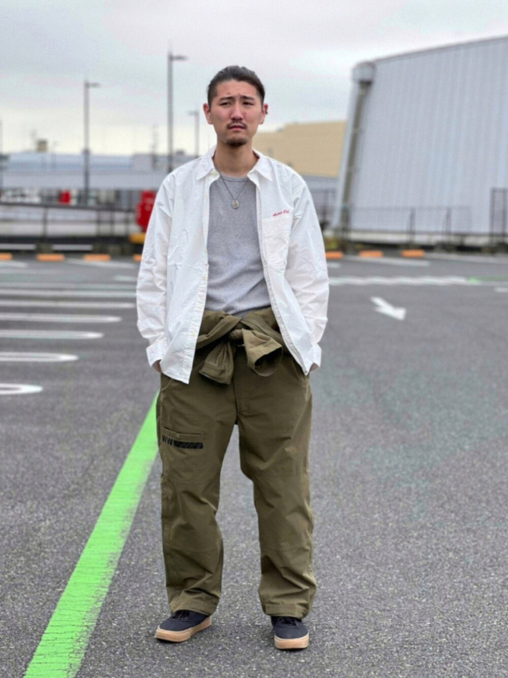 「スニーカー、ミリタリー、秋のコーデ、AVIREX、オーバーサイズ、つなぎ、シャツスタイル、AVIREXららぽーと横浜、ファッションの力を信じよう、Today is Ito」｜「AVIREXの【AVIREX FLYER'S】ジャンプスーツ / JUMP SUIT AF / アヴィレックス / AVIREX（つなぎ/オールインワン、グリーン系）」を使った、伊藤英俊さん（メンズ・179cm）の秋コーディネートの1枚目の写真
