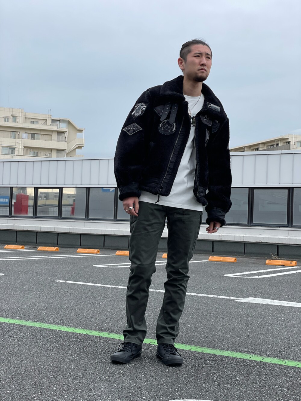 その他のパンツ、ブラック系のブルゾン、ホワイト系のTシャツ/カットソーを着用したメンズの冬コーディネートの1枚目の写真