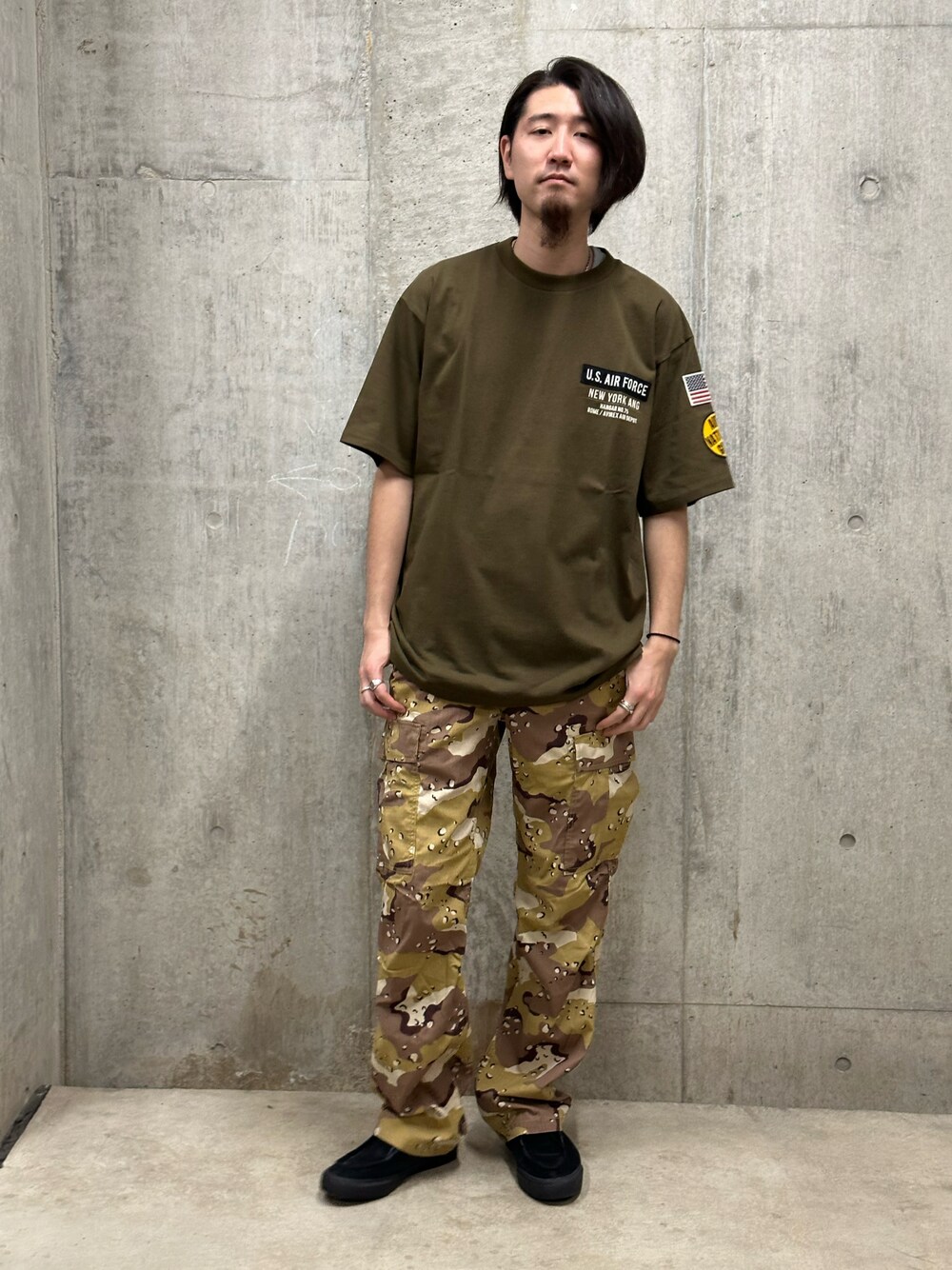 グリーン系のTシャツ/カットソー、グリーン系のカーゴパンツを着用したメンズの夏コーディネートの1枚目の写真