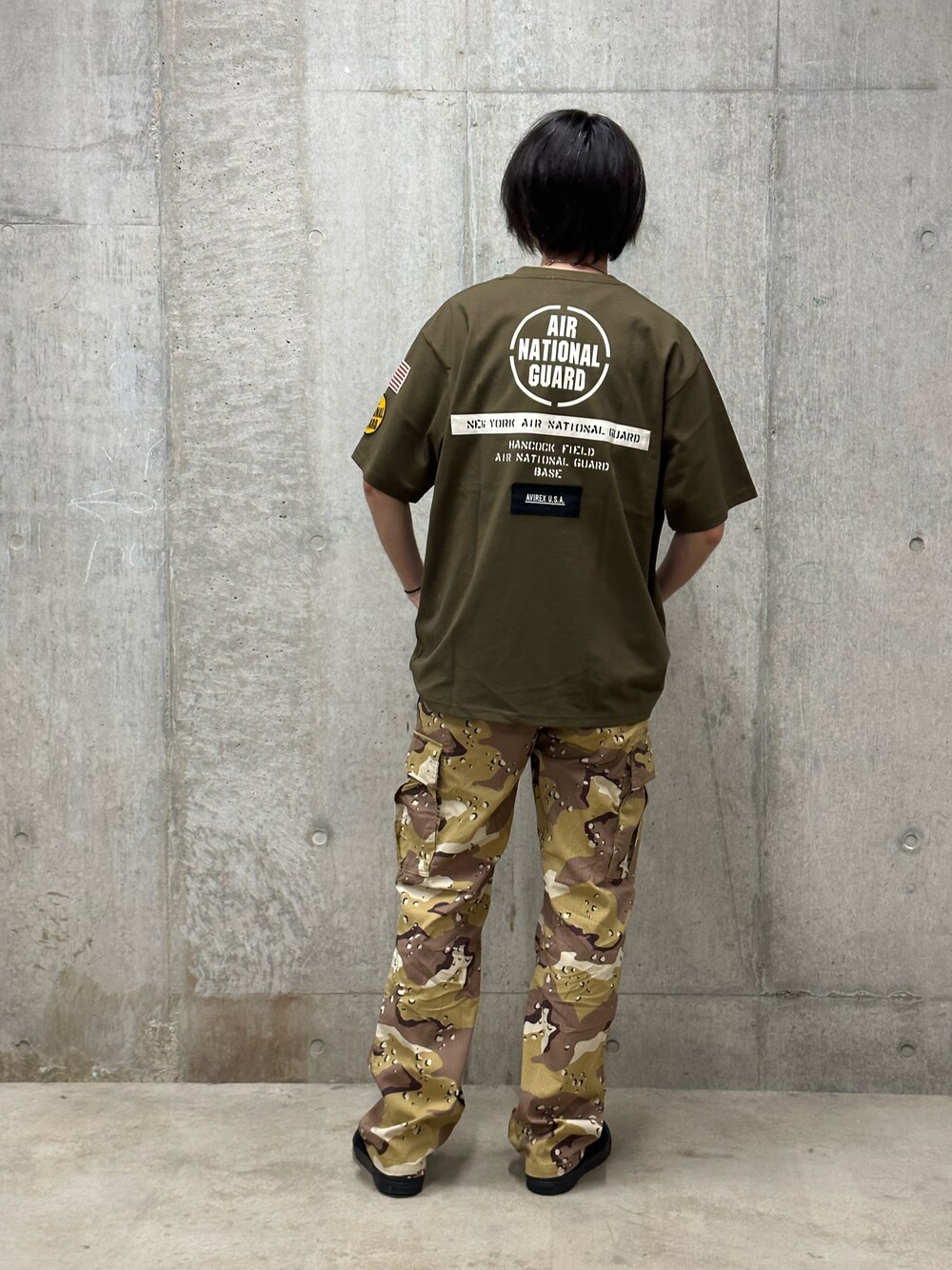 グリーン系のTシャツ/カットソー、グリーン系のカーゴパンツを着用したメンズの夏コーディネートの1枚目の写真