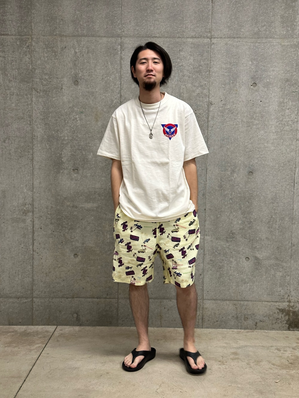 「ミリタリー、アメカジ、Tシャツ、AVIREX、サンダル、プリントT、短パン小僧、AVIREXららぽーと横浜、ファッションの力を信じよう、Today is Ito」｜「AVIREXのテリック フリップフロップ リカバリー サンダル / TELIC FLIPFLOP SANDAL / アヴィレックス / AVIREX（サンダル、ブラック系）」を使った、伊藤英俊さん（メンズ・179cm）の春コーディネートの1枚目の写真