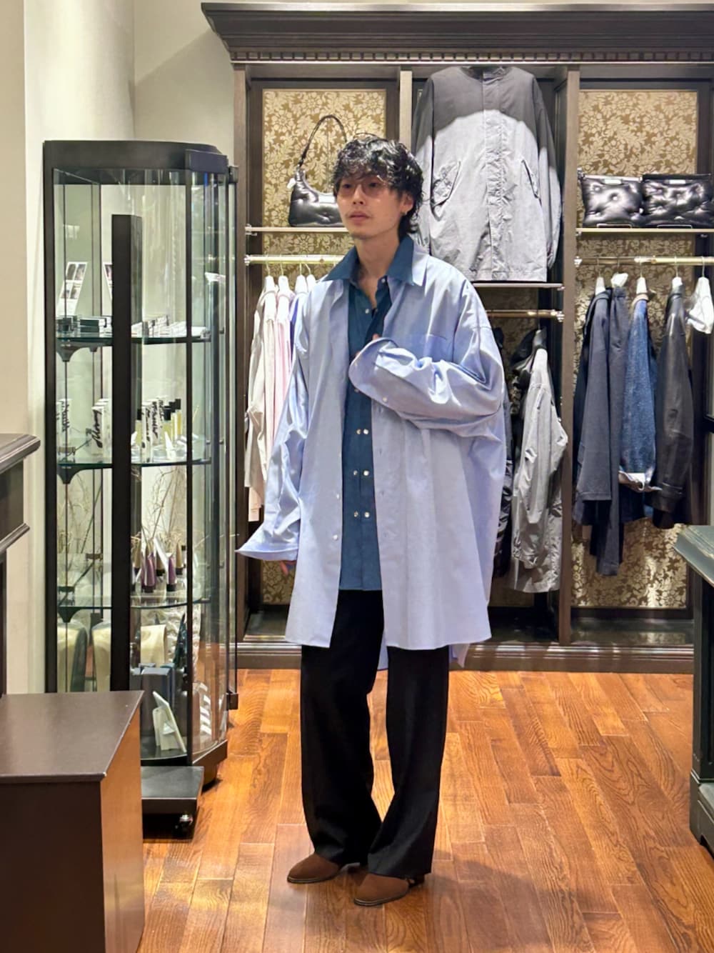 ブルー系のシャツ/ブラウス、ブルー系のシャツ/ブラウス、ブラック系のその他パンツを着用したメンズの秋コーディネートの1枚目の写真