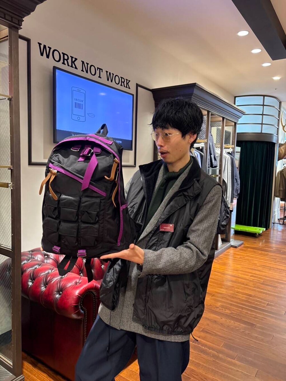 パープル系のバックパック/リュックを着用したメンズの冬コーディネートの1枚目の写真