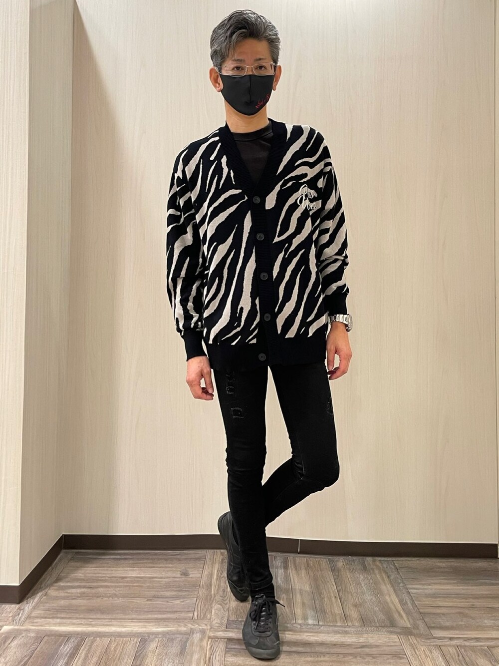 「God of Roses、GU、Onitsuka Tiger、シンプルコーデ、カーディガン、春アウター」｜「Onitsuka TigerのOnitsuka Tiger MEXICO 66 (BLACK/BLACK)（スニーカー、ブラック系）」を使った、代表さん（メンズ・180cm）の春コーディネートの1枚目の写真