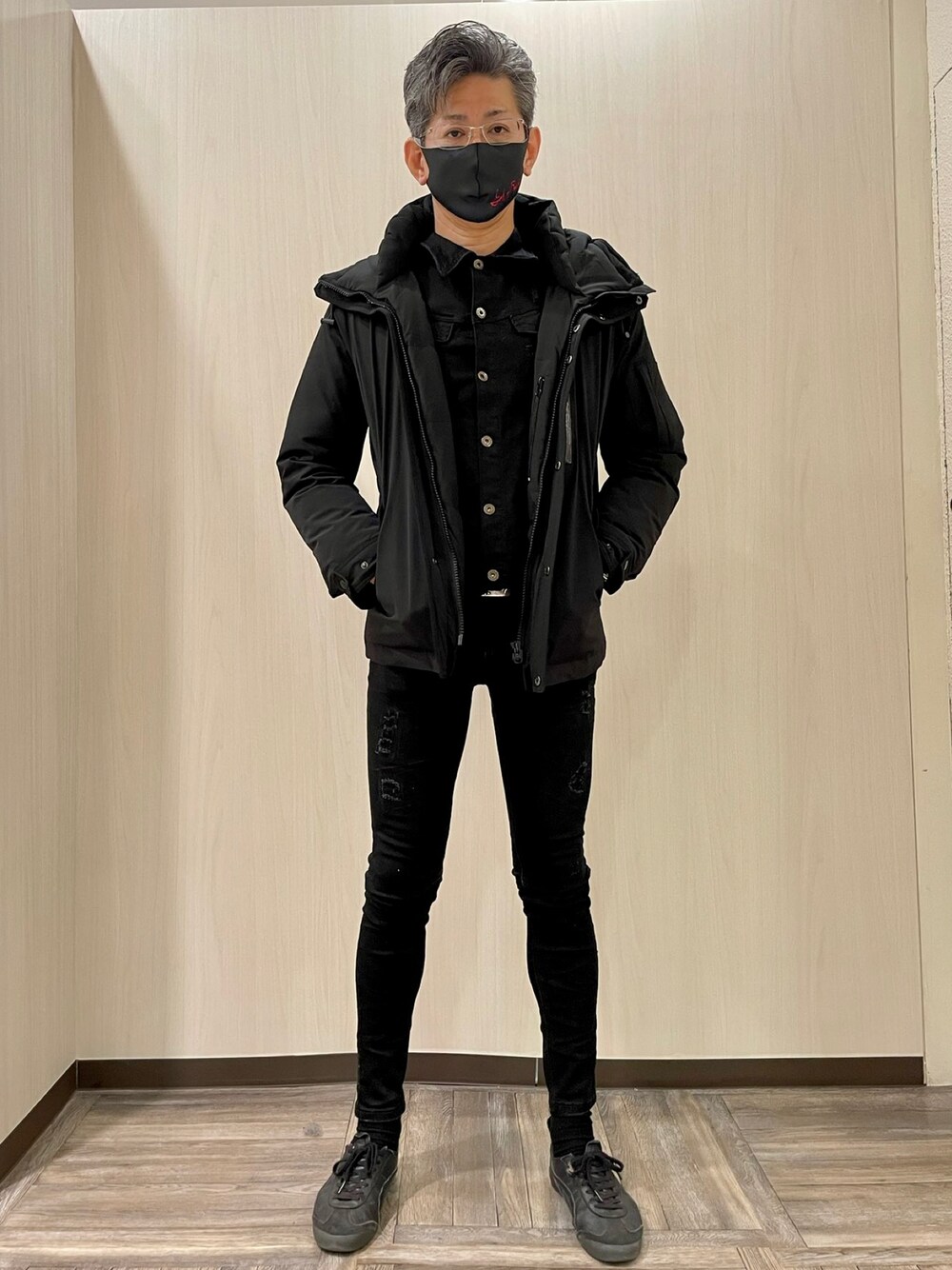 「God of Roses、Onitsuka Tiger、ダウンジャケット、デニム、セットアップ、ジャケット、シンプルコーデ」｜「Onitsuka TigerのOnitsuka Tiger MEXICO 66 (BLACK/BLACK)（スニーカー、ブラック系）」を使った、代表さん（メンズ・180cm）の冬コーディネートの1枚目の写真