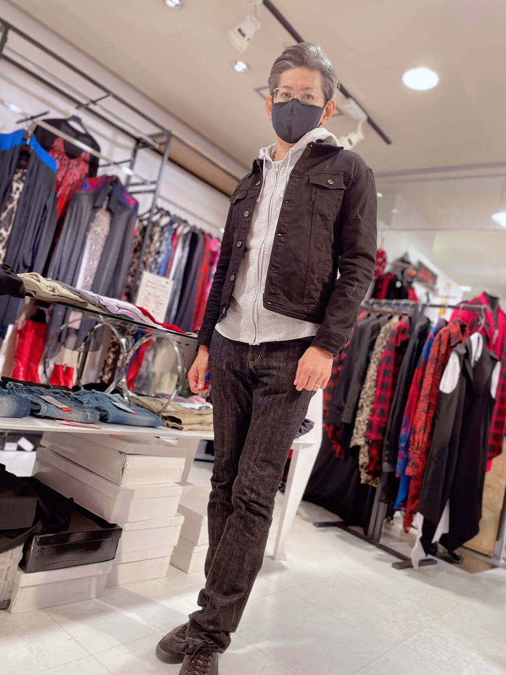 「God of Roses、United Athle、EDWIN、Onitsuka Tiger、シンプルコーデ、パーカー、スニーカー」｜「Onitsuka TigerのOnitsuka Tiger MEXICO 66 (BLACK/BLACK)（スニーカー、ブラック系）」を使った、代表さん（メンズ・180cm）の冬コーディネートの1枚目の写真