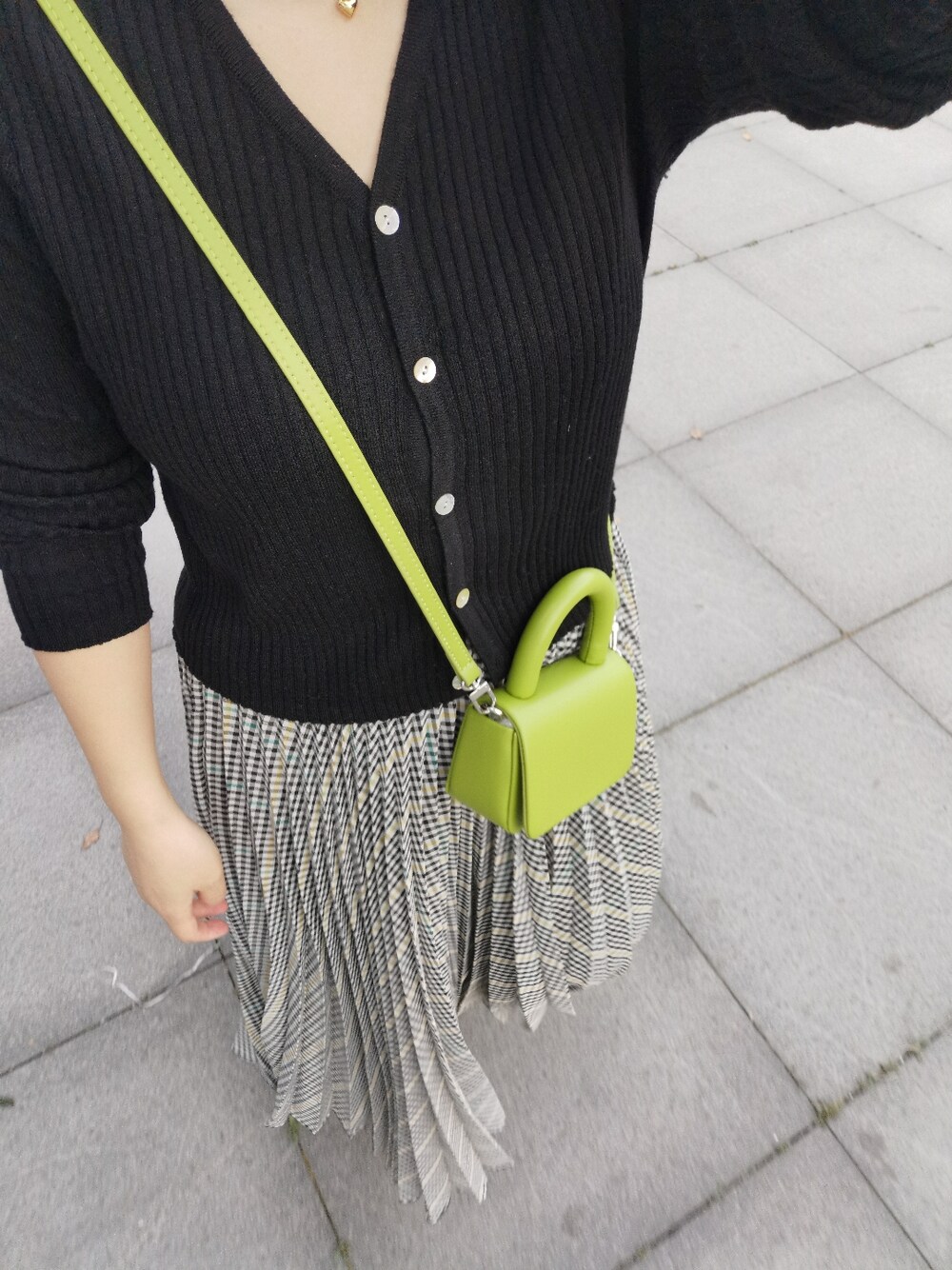 その他のスカートを着用したレディースの春コーディネートの2枚目の写真