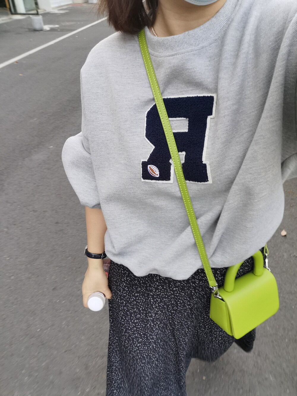 グレー系のパーカーを着用したレディースの春コーディネートの2枚目の写真