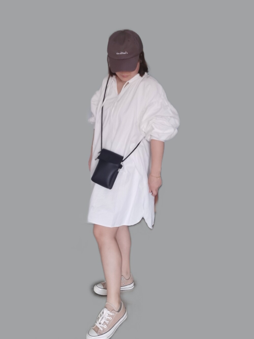 ベージュ系のスニーカー、ホワイト系のシャツワンピースを着用したレディースの春コーディネートの3枚目の写真