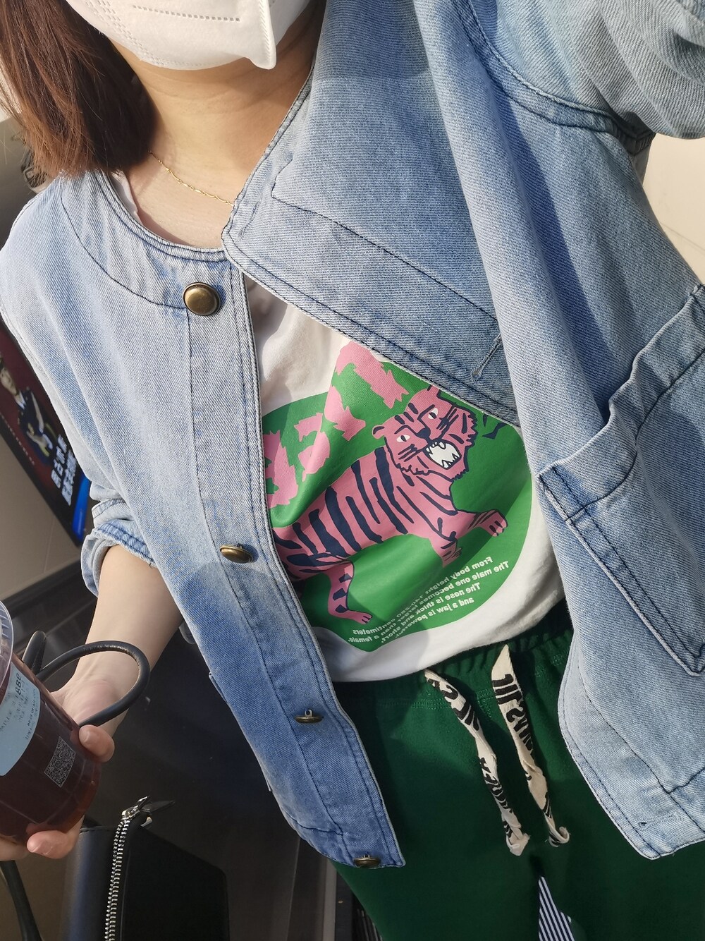 ホワイト系のTシャツ/カットソーを着用したレディースの春コーディネートの2枚目の写真