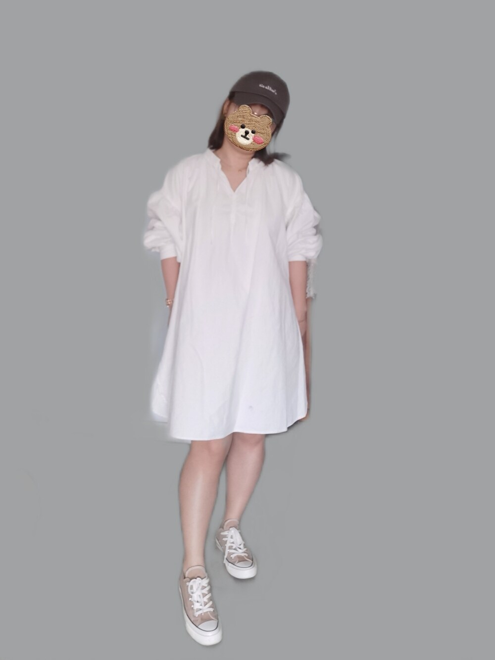 ベージュ系のスニーカー、ホワイト系のシャツワンピースを着用したレディースの春コーディネートの2枚目の写真