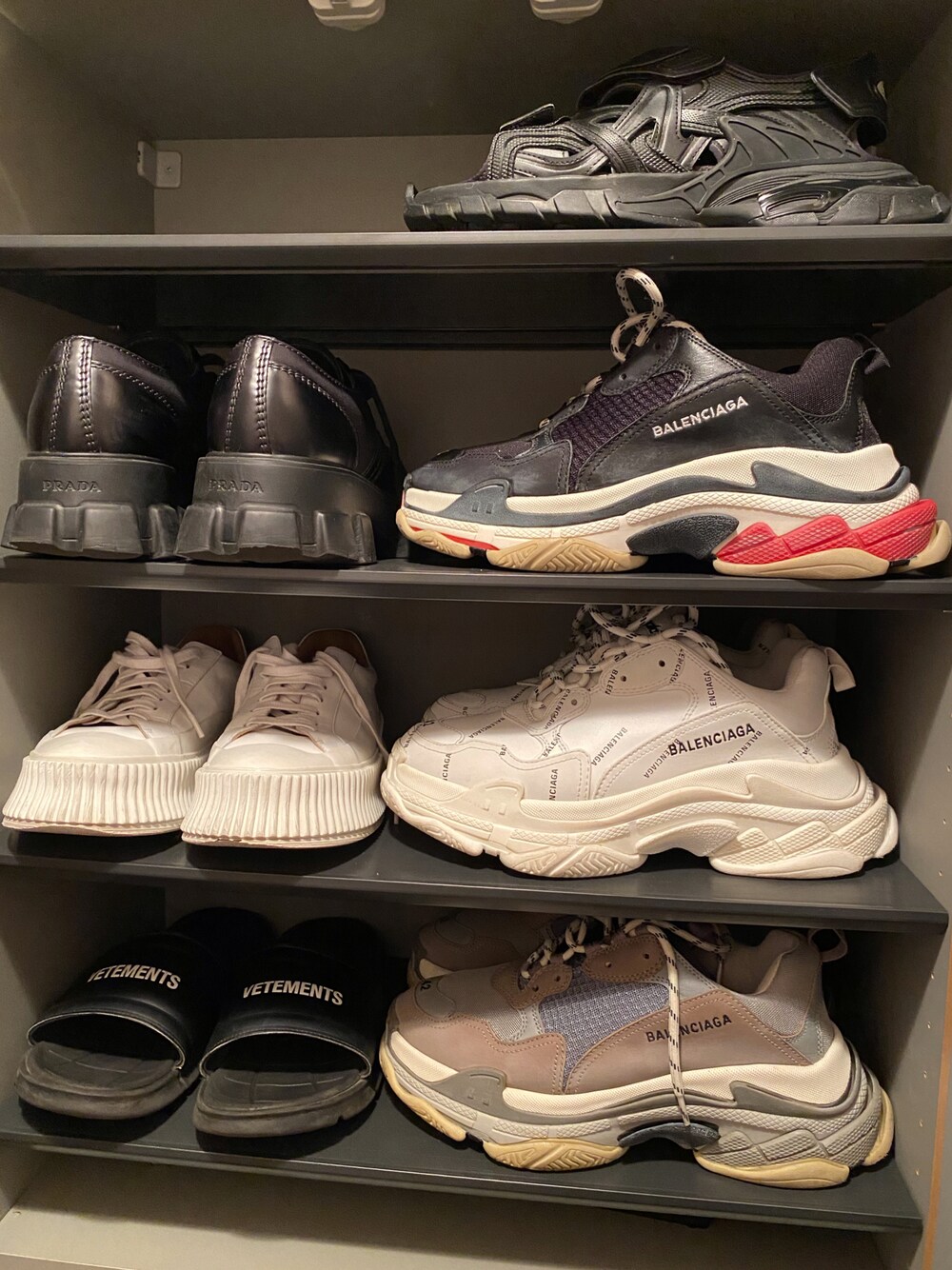 「BALENCIAGAのアイテム（スニーカー、ホワイト系）」を使った、フジさん（メンズ・175cm）の秋コーディネートの1枚目の写真