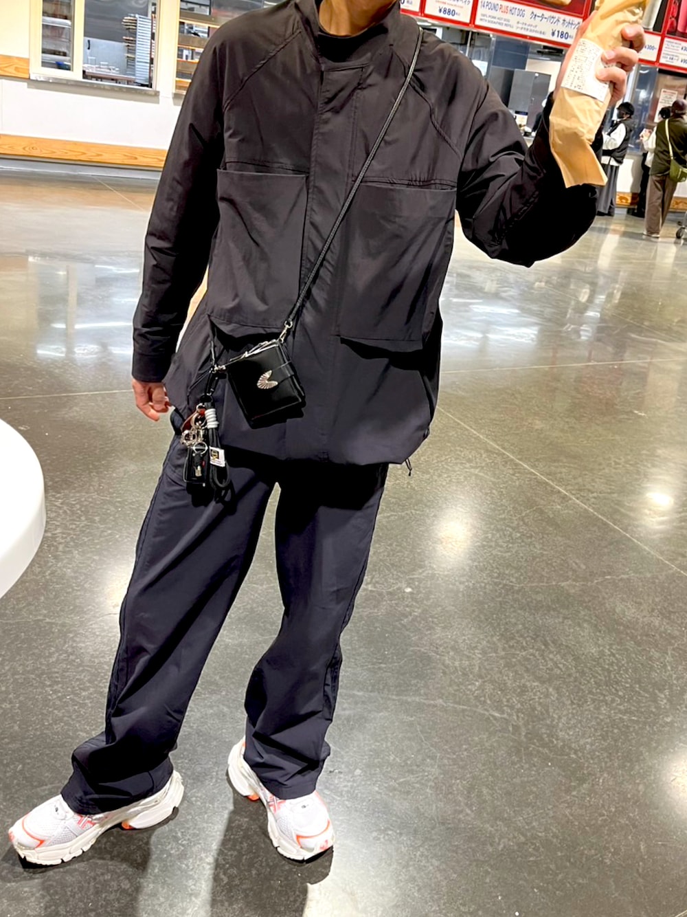 ブルー系のその他パンツ、ホワイト系のスニーカー、ブルー系のナイロンジャケットを着用したメンズの春コーディネートの1枚目の写真