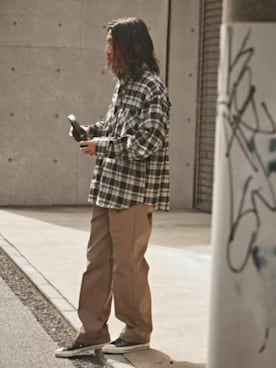 「Dickies（ディッキーズ）の【お気に入り数10万人突破】Dickies/ディッキーズ THE ORIGINAL FIT 874 TCツイル センタープレス スケーターパンツ レングス32インチ ワークパンツ（チノパンツ、ベージュ系）」を使った、naotoさん（メンズ・172cm）の夏コーディネート