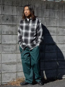 「Dickies（ディッキーズ）のDickies/ディッキーズ LOOSE FIT ダブルニー センタープレス ワークパンツ スケーターパンツ 85283 レングス32 2026年春夏（チノパンツ、グリーン系）」を使った、naotoさん（メンズ・172cm）の春コーディネート