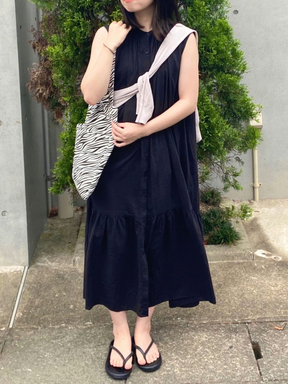 「今日のコーデ、プチプラ、ゼブラ柄、シンプル、ラフ、シャツワンピ、カーディガン、グローバルワーク(GLOBAL WORK)、ZARA、ユニクロ、UNIQLO、モノトーン、休日スタイル、ノースリーブ、ブラック」｜「ZARAのアイテム（ビーチサンダル、ブラック系）」を使った、shaneさん（レディース・156cm）の秋コーディネートの1枚目の写真