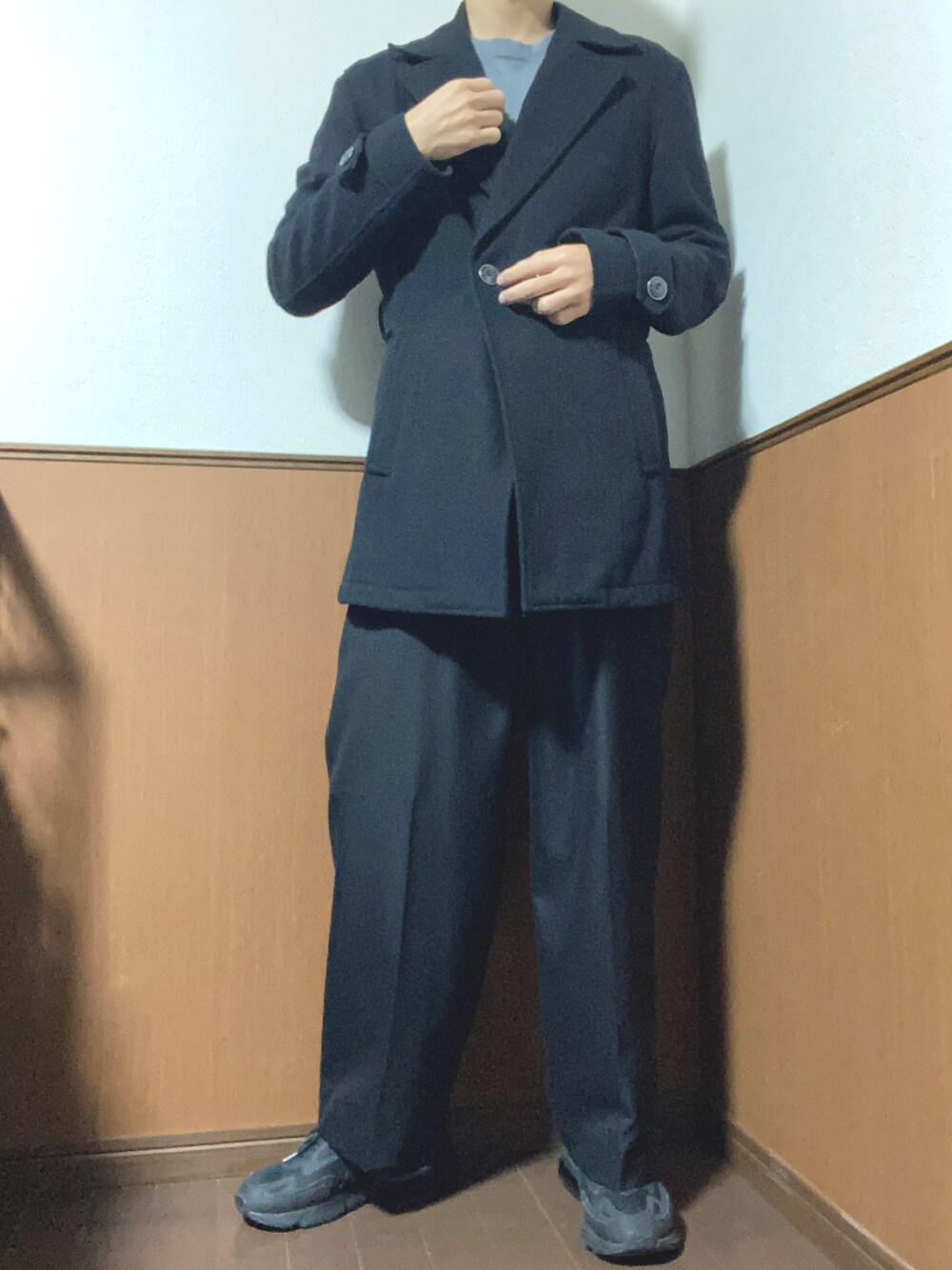 「カジュアルコーデ、オトナカジュアル、冬、sunsea、JOHNNY WOLF、UNIQLO、NIKE、NIKE AIR MAX、エアマックス、ユニクロ、オールブラック、ダークモノトーン、お洒落さんとつながりたい、休日スタイル、きれいめカジュアル」｜「NIKEのナイキ エア マックス 200 (2000 ワールド ステージ) メンズシューズ / NIKE AIR MAX 200（スニーカー、ブラック系）」を使った、らっきーさん（メンズ・176cm）の冬コーディネートの1枚目の写真