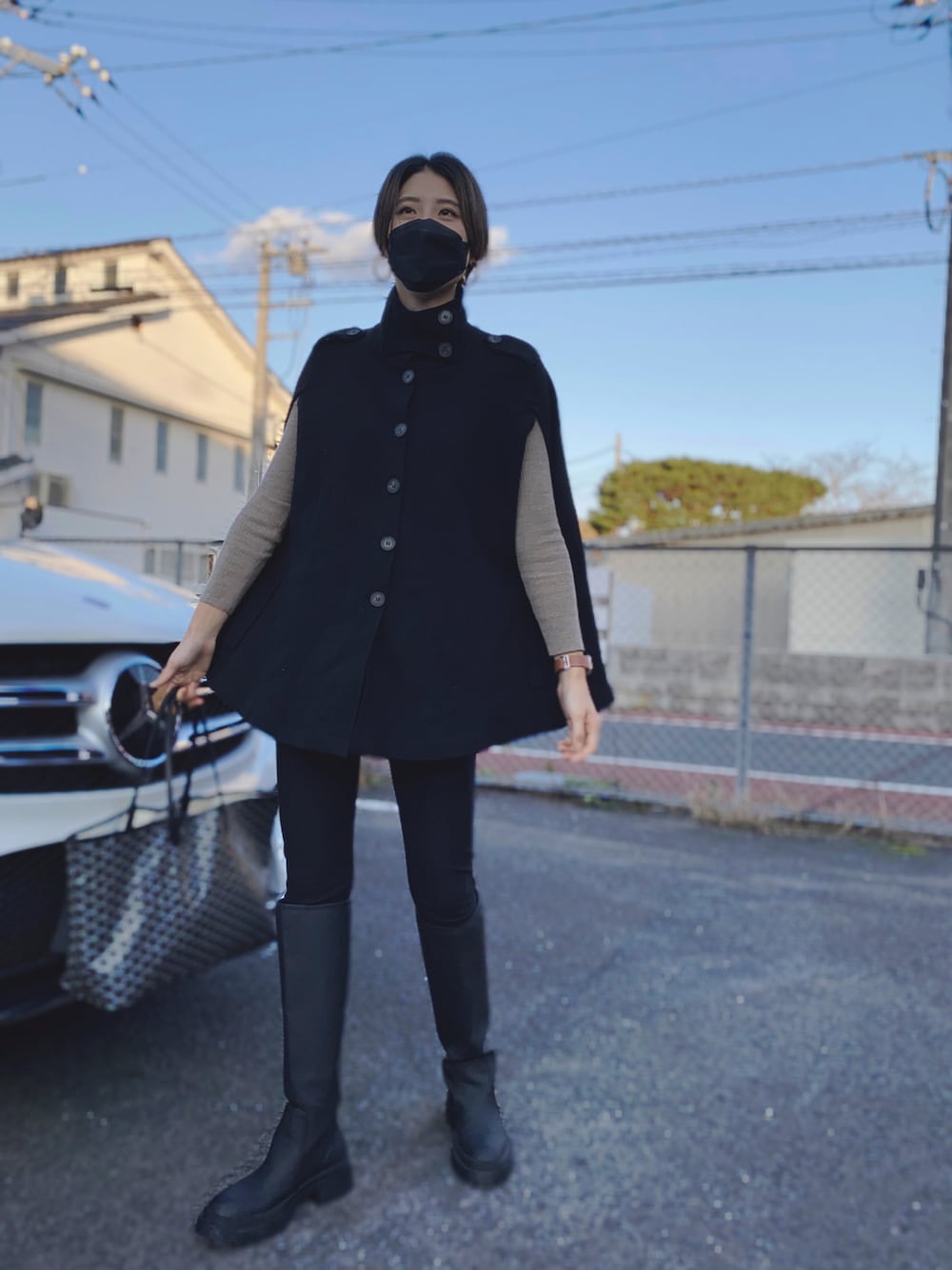 「大人カジュアル、おしゃれさんと繋がりたい、きれいめカジュアル、ロングブーツ、ブラックコーデ、レギンス、ショートヘア、ママコーデ、ママファッション」｜「ZARAのアイテム（ジャケット/アウター、ブラック系）」を使った、hitomin𓃱さん（レディース・180cm）の春コーディネートの1枚目の写真